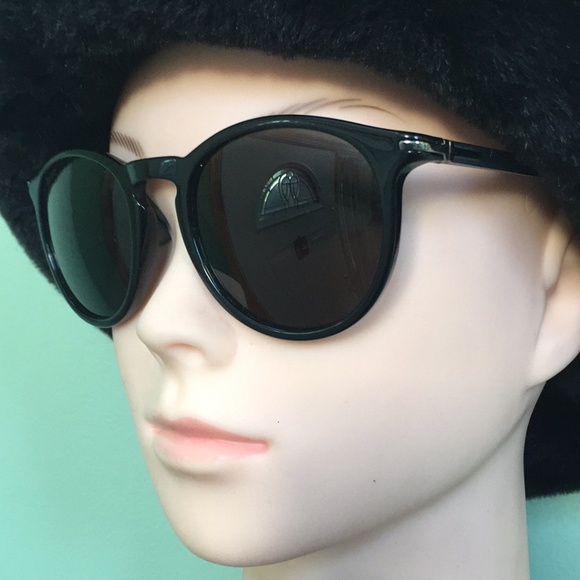 Gucci Women's Black Fashion Sunglasses - 